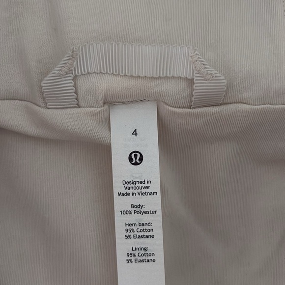 Lululemon quarter zip like new size 4 - Picture 2 of 3